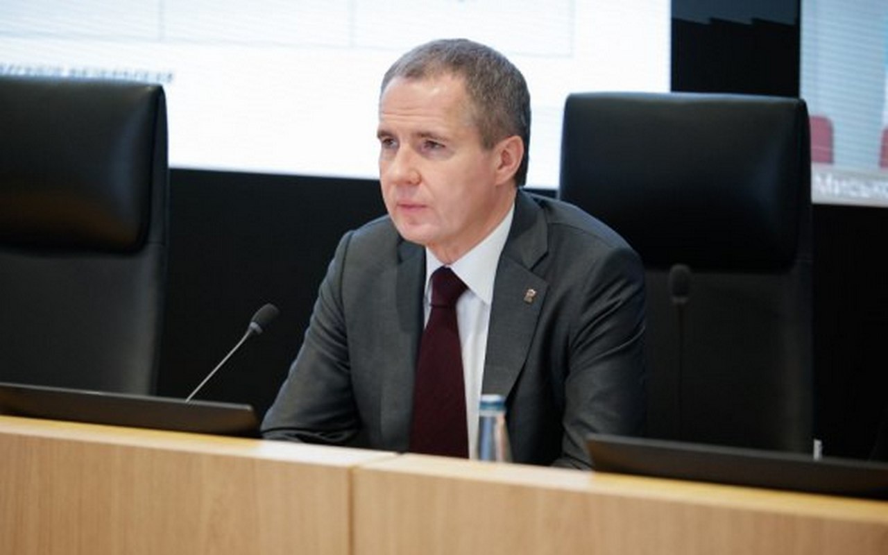 Губернатор Белгородской области предложил чиновнику поискать другую работу из-за отказа ехать в приграничье  Губернатор Белгородской области Вячеслав Гладков публично прокомментировал инцидент с заместителем министра спорта региона Андреем Дятловым, который отказался от рабочей поездки в приграничный поселок Уразово Валуйского округа из-за обстрелов. Ситуацию озвучил на правительственном заседании первый замминистра спорта Валерий Сирюшов, отметив, что такое поведение чиновников негативно влияет на уровень доверия к региональной власти.  Гладков признал наличие в ситуации «морально-этического момента». Он подчеркнул, что у каждого человека разная реакция на стресс и свои отношения к должностным обязанностям. «Жизнь у каждого одна, права чиновника защищает Трудовой кодекс», — заявил губернатор.  В то же время глава региона отметил: если чиновник не способен справиться с тяжелой обстановкой, возможно, подобная должность не подходит ему именно в тот непростой период, который переживает область. «Если власть дрогнет, тогда будет катастрофа, как мы видим по некоторым населенным пунктам», — подчеркнул Гладков.  Губернатор также обратил внимание, что чиновники должны быть готовы работать в сложных условиях и не уходить в «100-километровую зону» от обстрелов. В итоге он предложил Андрею Дятлову «поискать возможность другого трудоустройства», если тот не готов работать в приграничье.