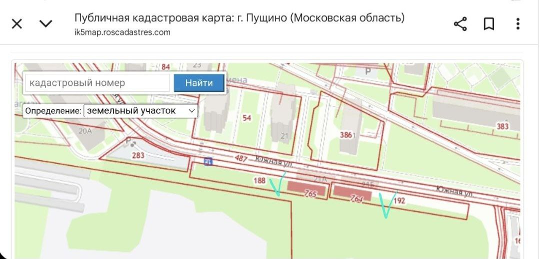 UPD: Удалось восстановить хронологию вчерашней вырубки пущинских деревьев. С утра вырубка высоких и здоровых берёз стартовала в микрорайоне Д вблизи дома 11. Там не так давно были отстроены ангары для хранения, разрешения на строительство были выданы предпринимателю Алексею Фокину. Он ещё владеет ООО Глобалавто - автосервисом и автомойкой, расположенными на улице Балковская. Дровосеки в красных комбинезонах были хорошо подготовлены, имели высотное оборудование и бензопилы. По сведениям серпуховской администрации, порубочный билет на эту вырубку не выдавался. После обеда те же самые дровосеки в красном валили берёзы уже в микрорайоне В, с южной стороны магазина «Академкнига», вблизи дома В-1, на земельном участке, находящемся во владении предпринимателя Петропавлова. По имеющимся сведениям, порубочный билет был выдан только на два дерева, а порезали макушки и превратили в столбы девять здоровых и высоких берёз. Фото и видео - подписчики. Когда основание для двух проверок есть. #очёмнескажетмэр