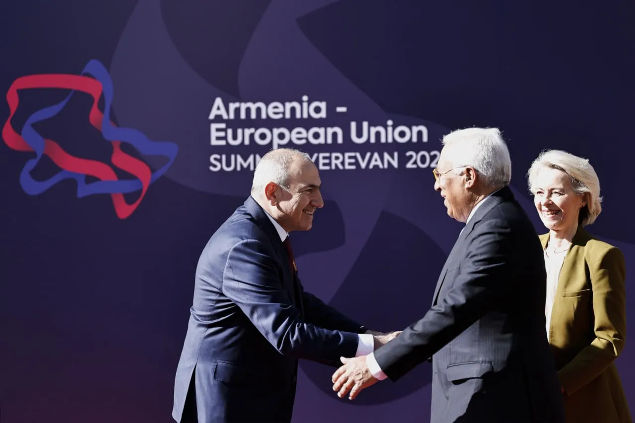 Евросоюз закрепил в подписанной по итогам саммита в Ереване декларации из 44 пунктов обещанные инвестиции в размере 2 5 млрд евро по стратегии Глобальные ворота Глава Еврокомиссии Урсула фон дер Ляйен по итогам саммита в своем публичном заявлении обозначила четыре приоритета по которым Брюссель намерен плотно работать с Ереваном 1   взаимосвязь Это в первую очередь транспортная доступность Очень немногие страны находятся в таком уникальном положении как Армения Инициатива Перекресток мира имеет потенциал соединить Европу с Южным Кавказом и Центральной Азией и превратить Армению в ключевой транспортный узел Вторая связка энергетика Брюссель поддержит проекты по повышению энергетической безопасности Армении и выделит 25 млн евро на создание в Армении мощностей для накопления энергии Быстрое развитие солнечной энергетики в Армении имеет большое значение это явный признак приверженности диверсификации энергетического сектора страны считает глава Еврокомиссии Третье ставка на технологии ЕС намерен стимулировать инвестиции в армянский IT сектор делая упор на самые перспективные области искусственный интеллект и инженерные разработки 2   Укрепление сотрудничества в сфере безопасности ЕС поддерживает армянскую армию в рамках Европейского фонда мира но Армения должна противостоять гибридным угрозам вмешательству и манипулированию информацией Отмечается что Евросоюз уже выделил Армении 30 млн евро на поддержку вооруженных сил исключая летальное оружие 3   Сотрудничество в области визовой политики и внутренних дел Либерализация визового режима приоритет который высоко ценится армянским народом и это справедливо поскольку ставится задача сблизить народы установить новые рабочие механизмы между Frontex Европейское агентство пограничной и береговой охраны и Арменией которые укрепят сотрудничество в области управления границами и миграционными потоками 4   Экономическое содействие и социальная устойчивость Два года назад был запущен План повышения устойчивости и роста для Армении на сумму 270 миллионов евро Как ожидается этот план привлечет еще 2 5 миллиарда евро инвестиций которые предоставят армянским предприятиям помогая им внедрять инновации выходить на новые рынки и расти Также планируются инвестиции в повышение квалификации и создание рабочих мест а также в разминирование которое имеет жизненно важное значение для безопасности Кроме того поддержка также коснется программ предоставления жилья насильственно перемещенным лицам из Карабаха t me economyofarmenia