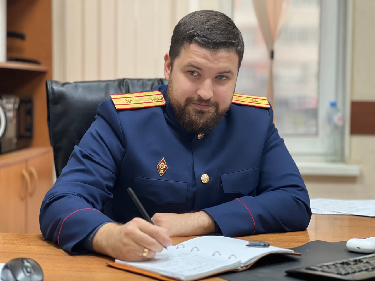 Следственным управлением СК России по Омской области проводится доследственная проверка по информации, опубликованной в СМИ, о том, что 19.07.2025 водитель автобуса, следовавшего по маршруту № 24, на остановке «Хлебозавод» в г. Омске не убедился в безопасности и начал движение, в результате чего ногу пенсионерки зажало дверьми, женщина упала на дорогу и ее протащило несколько метров. Женщине оказана медицинская помощь. В настоящее время устанавливаются все обстоятельства случившегося, в ходе проверки будет дана правовая оценка действиям водителя, а также должностных лиц пассажирского предприятия по ст. 238 УК РФ оказание услуг, не отвечающих требованиям безопасности жизни и здоровья потребителей . По результатам проверки будет решен вопрос о возбуждении уголовного дела.