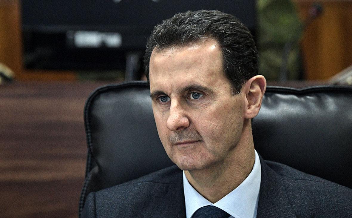 Суд во Франции выдал ордер на арест Башара Асада Французская система правосудия выдала 7 ордеров на арест по делу о взрыве пресс центра в городе Хомс при котором погибли два журналиста Речь идет о бывшем президенте Сирии Башаре Асаде и шести высокопоставленных сирийских чиновниках пишет Le Monde Это не первый ордер в отношении Асада после потери власти в Сирии в 2024 году и последующего побега в Россию Так в январе текущего года французские власти выдали ордер на его арест в связи с утратой иммунитета главы государства Тогда следственное мероприятие было одобрено в рамках дела о бомбардировке гражданских объектов в Сирии в 2017 году Фото РБК