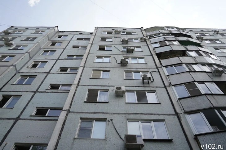 Волгоградка убила собаку, сбросив с четвёртого этажа В Советском районе Волгограда жительница многоквартирного дома с поражающей жестокостью расправилась с собакой собственной дочери. Как сообщает ИА «Высота 102», 49-летняя мать выкинула животное с балкона на четвёртом этаже. - Находясь в состоянии алкогольного опьянения, женщина затеяла ссору со своей 20-летней дочерью. В ходе конфликта, желая ей досадить, женщина взяла на руки принадлежавшую девушке беспородную собаку и выбросила её с балкона 4-го этажа, - сообщили журналистам в пресс-службе ГУ МВД России по Волгоградской области. В результате питомец упал на железобетонную отмостку, где от полученных травм скончался. Подробнее