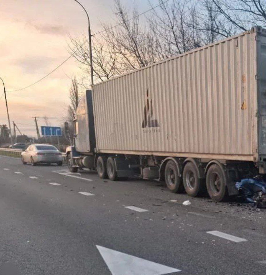 Мотоциклист погиб в Красноармейском районе Днем 13 декабря на автодороге Краснодар Славянск на Кубани в п Краснодарском 51 летний водитель мотоцикла столкнулся со стоящим большегрузом Фредлайнер с полуприцепом Водитель мототранспорта скончался на месте до приезда скорой помощи Проводится проверка Перейти в наш канал МАХ Подпишись поделись krasnodarkray1 Прислать видео новость