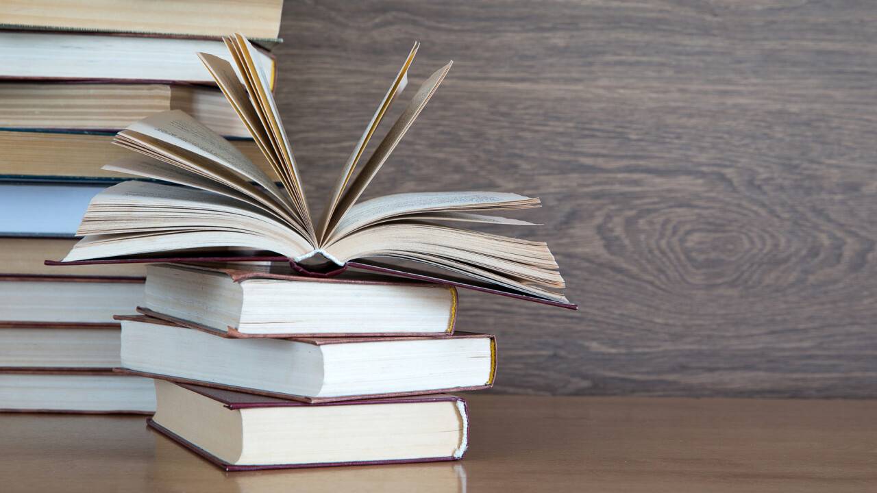 Первый фестиваль «Книговорот в Старом городе» пройдет в Якутске   Фестиваль станет новой площадкой для общения, обмена опытом и знакомства с книжным многообразием. Участников ждет книгообмен, выставка уникальных коллекционных экземпляров, презентации новинок и продажа книг, автограф-сессии с писателями.  Подробнее читайте по ссылке    Фото: informburo.kz