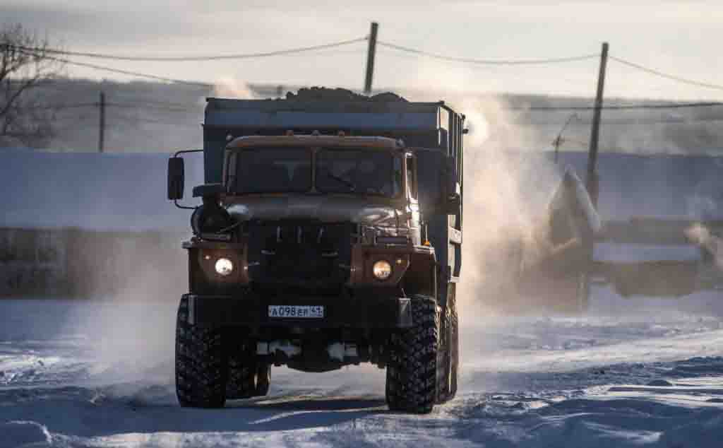 Начались сезонные поставки топлива в северные посёлки Камчатки Пополнение запасов необходимо для бесперебойной работы электростанций и котельных На Камчатке стартовала зимняя доставка топлива в труднодоступные населённые пункты Как сообщили в АО Южные электрические сети Камчатки ещё летом дизель и уголь завезли на базовые склады в Манилах Слаутном и Тигиле Теперь с открытием зимников ресурсы отправляются прямо к энергообъектам изолированных узлов Работы продлятся до первой декады апреля Подробности по ссылке   kamtime ru article 54d890e2 0bf6 4a8e ae30 c72a8ca92342 Предложка Макс