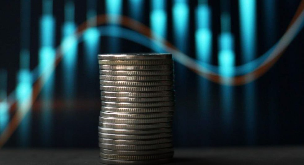 С начала года ущерб от экономических преступлений в России вырос на 20 и составил 266 2 млрд рублей это максимум с 2022 го Увеличение связано с распространением дистанционных способов совершения экономических правонарушений а также с более эффективной работой правоохранительных органов Ощутимый урон наносят отмывание средств изготовление поддельных денег и ценных бумаг принуждение к сделкам а также махинации против государственных органов включая взяточничество jkinvest news jkinvest