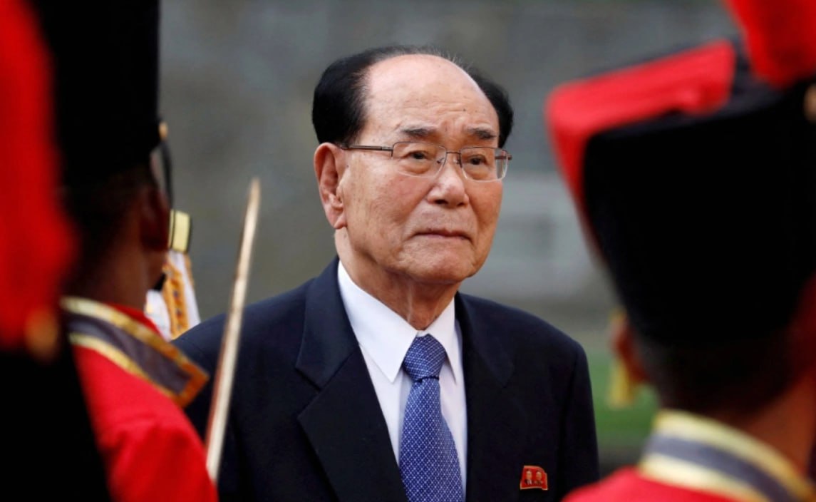 Бывший председатель Президиума Верховного народного собрания ВНС Северной Кореи Ким Ён Нам умер 3 ноября в возрасте 97 лет Об этом сообщило Центральное телеграфное агентство Кореи Причиной смерти Ким Ён Нама стало онкологическое заболевание похороны пройдут с государственными почестями В комиссию по организации похорон вошел лидер страны Ким Чен Ын который прибыл на траурную церемонию и возложил венок Ким Ён Нам родился в 1928 году в Пхеньяне В 1944 1945 годах он работал учителем в сельской школе с 1946 по 1959 год учился в России был студентом исторического факультета Томского университета а после Ростовского государственного университета С 1963 го по 1967 год занимал пост первого заместителя министра иностранных дел КНДР С 1970 года был членом Центрального комитета Трудовой партии Кореи ТПК с 1978 членом Политбюро ТПК С сентября 1998 года Ким Ён Нам был председателем Президиума Верховного народного собрания ВНС КНДР являясь высшим должностным лицом государства согласно конституции В 2014 году был переизбран председателем Президиума ВНС Он занимал эту должность до 2019 года Фото Marco Bello Reuters Читать РБК в Telegram