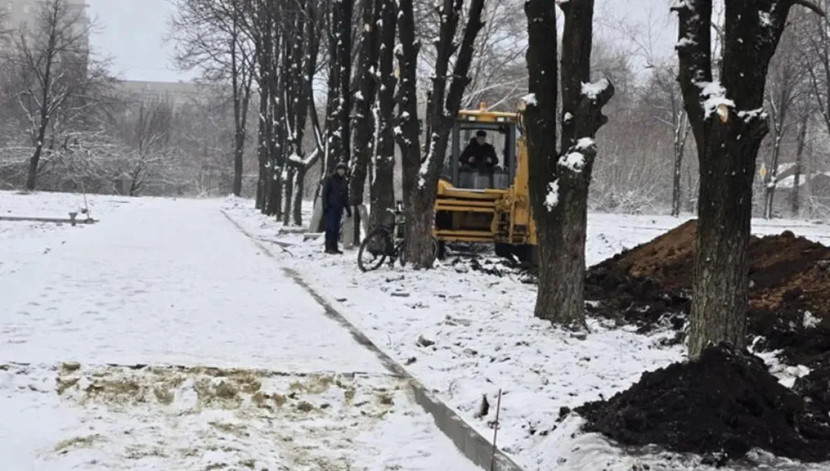 ⏺ Хабаровский край восстановил пять автодорог в Дебальцево  Хабаровский край продолжает вести восстановительные работы в городе Дебальцево Донецкой Народной Республики. В этом году было запланировано восстановление ряда объектов, работы на которых завершены.   В частности, дальневосточники привели в порядок две школы и пять автомобильных дорог, где заменили покрытие на площади около 30 тысяч квадратных метров.  Хабаровский край и Дебальцево в июне 2022 года заключили соглашение о помощи в послевоенном восстановлении этого города Донецкой Народной Республики. К настоящему моменту регион-шеф капитально отремонтировал 58 объектов, пострадавших в ходе боевых действий.