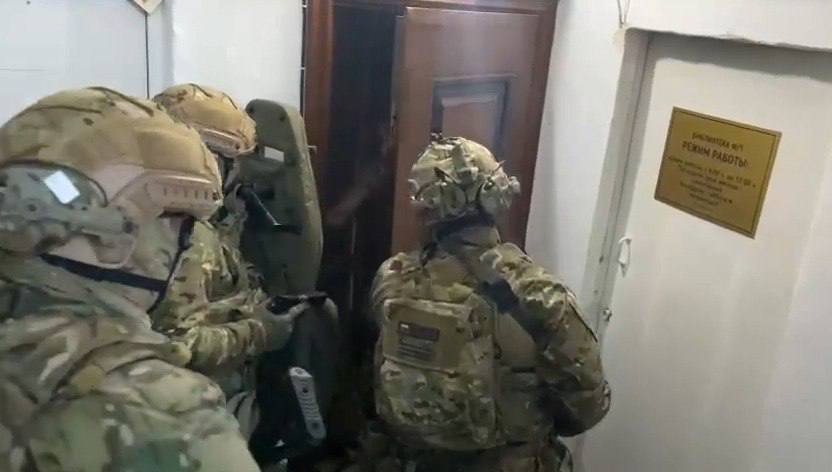 В Калмыкии задержаны участники террористического сообщества, действовавшего в колонии Сотрудники регионального УФСБ совместно с ГСУ СК России по СКФО задержали двух активных членов «джамаата», ранее отбывавших наказание в колонии ИК-2 Калмыкии. Они привлечены в качестве обвиняемых по делу о создании и участии в террористическом сообществе. По версии следствия, в период нахождения в ИК-2 фигуранты склоняли других осужденных к участию в террористической деятельности.