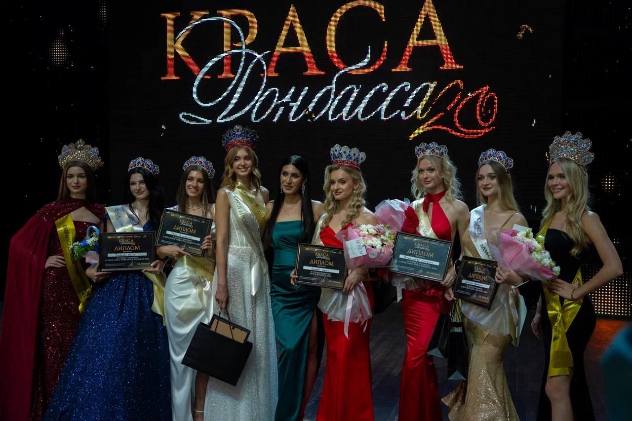 В Донецке состоялся финал Республиканского конкурса красоты «Краса Донбасса — 2025», в котором выступили 22 участницы из ДНР и ЛНР. Они продемонстрировали дефиле в народных костюмах и вечерних платьях, а также представили свои таланты и увлечения. Всего на конкурс поступило более 300 заявок от жительниц воссоединённых регионов, а в очных кастингах приняли участие более 150 девушек. Победительницей в номинации «Краса Донбасса» стала дончанка София Яицкова, а победительницей в номинации «Юная Краса Донбасса» - Любовь Буртаева, также из Донецка. Титулы «Вице-мисс Краса Донбасса» получили Екатерина Вальдамирова из Луганска и Вероника Шеремет из Алчевска. Титулы «Вице-мисс Юная Краса Донбасса» - Екатерина Пороло из Донецка и Алина Кравцова из Антрацита. Республиканский конкурс красоты «Краса Донбасса» организован Центром развития молодежных инициатив ДНР совместно с Министерством молодежной политики ДНР в рамках национального проекта «Молодежь и дети».