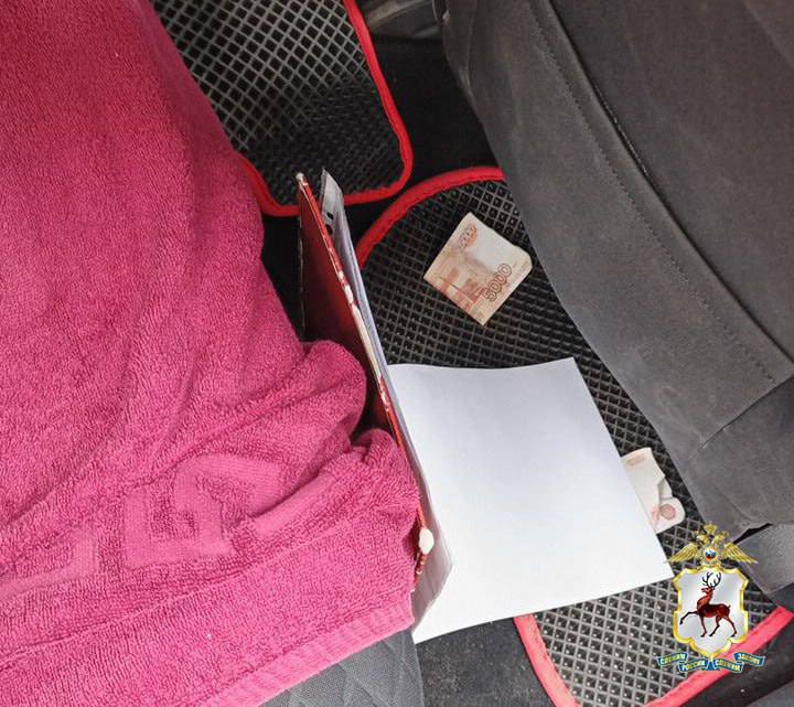 «У вас тут 14 тысяч упало», — сказал торговец сотруднику полиции и мило улыбнулся. Так на улице Долгополова один нижегородец пытался дать взятку полицейскому. Мужчина торговал сигаретами без маркировки, об этом узнали в полиции и пришли с проверкой. Торговец решил, что можно «обкашлять вопросик» за 14 тысяч. Но полицейский отказался брать деньги. Возбуждено уголовное дело о «Покушении на дачу взятки», подозреваемый заключен под стражу. Подписаться Прислать новость