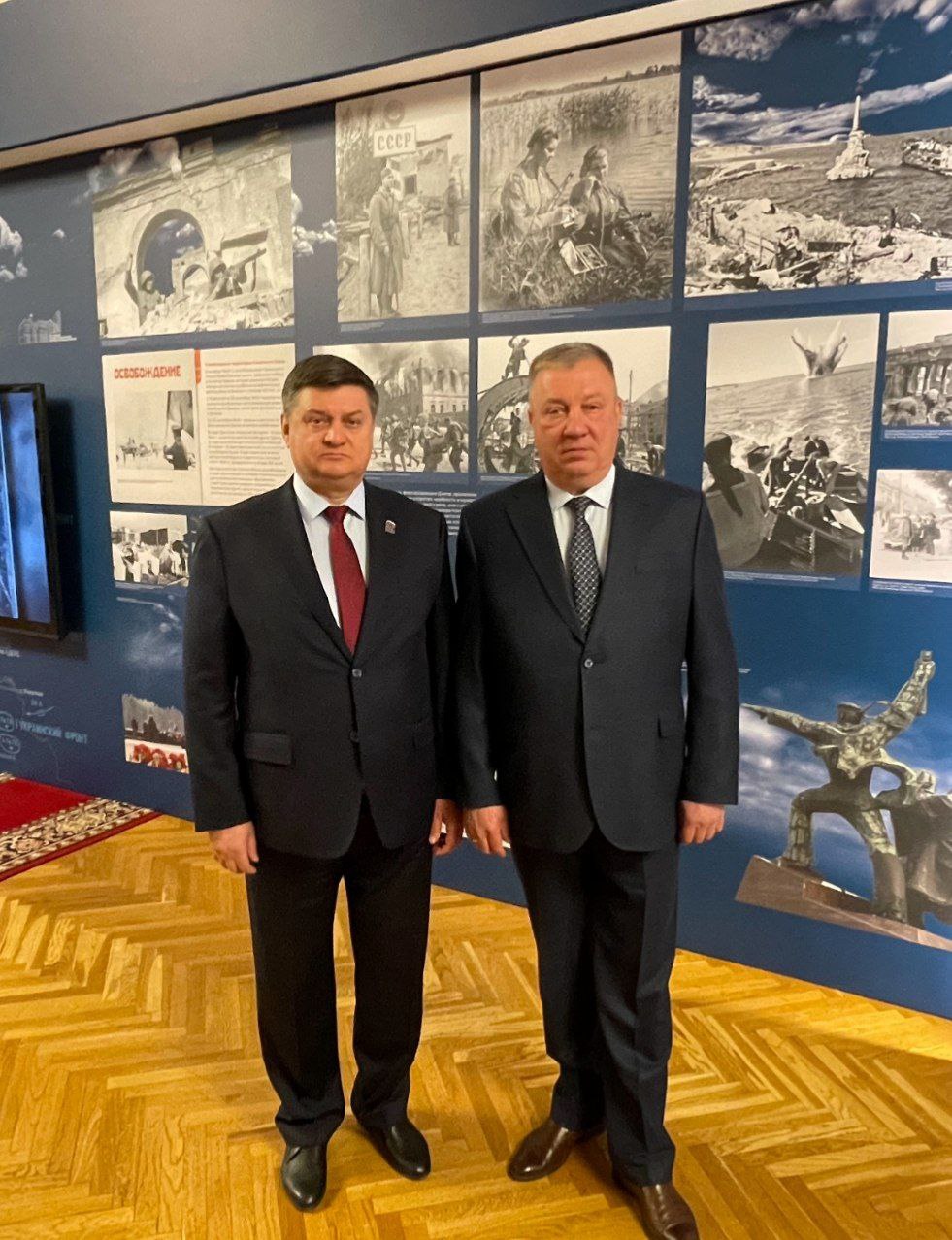 В Госдуме открылась достойнейшая фотовыставка к 80-летию Великой Победы. Организаторами выступили Госдума, ТАСС, медиагруппа «Россия сегодня» и Госархив кинофотодокументов. Огромная работа, важное дело. Это не просто фотоархив — это фронт борьбы за историческую правду. За то, чтобы не позволить Европе переписать итоги войны. Потому что сегодня идёт настоящая война за память. И как тогда, 80 лет назад, на нас снова злопыхатели смотрят с ненавистью. Опять пытаются переписать историю, стереть роль Советского Союза, оболгать наших воинов. Победа у нас одна. И завоевали её мы. И сегодня наши бойцы на Донбассе — наследники той Победы. Сражаются с тем же злом, только с новыми лицами. Пока мы помним — мы непобедимы.