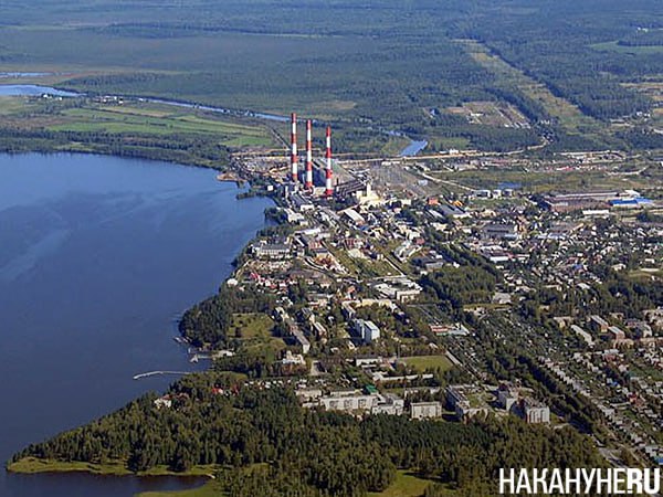 Уральский город признали неплатежеспособным Минфин Свердловской области подтвердил утрату платежеспособности крупного города спутника Екатеринбурга Среднеуральска Как сообщили NAKANUNE RU в министерстве по распоряжению губернатора Дениса Паслера будет разработан план восстановления финансовой устойчивости после чего местная дума его утвердит Процедура вводится если просроченная задолженность муниципалитета превышает 10 его собственных доходов за прошлый год и не снижается ниже этого уровня в течение трех месяцев подряд Теперь минфин сможет использовать возможности бюджетного законодательства для восстановления платежеспособности муниципалитета например участвуя в вопросах согласования проекта местного бюджета Население Среднеуральска составляет свыше 25 тыс человек Градообразующим предприятием является Среднеуральская ГРЭС Город попадал в федеральный скандал в 2024 году когда мэр Алексей Стасенок направил в думу проект положения о финансовой устойчивости премировании самого себя на сумму 1 2 млн рублей  Мы в Tg в ВК в Max в ОК