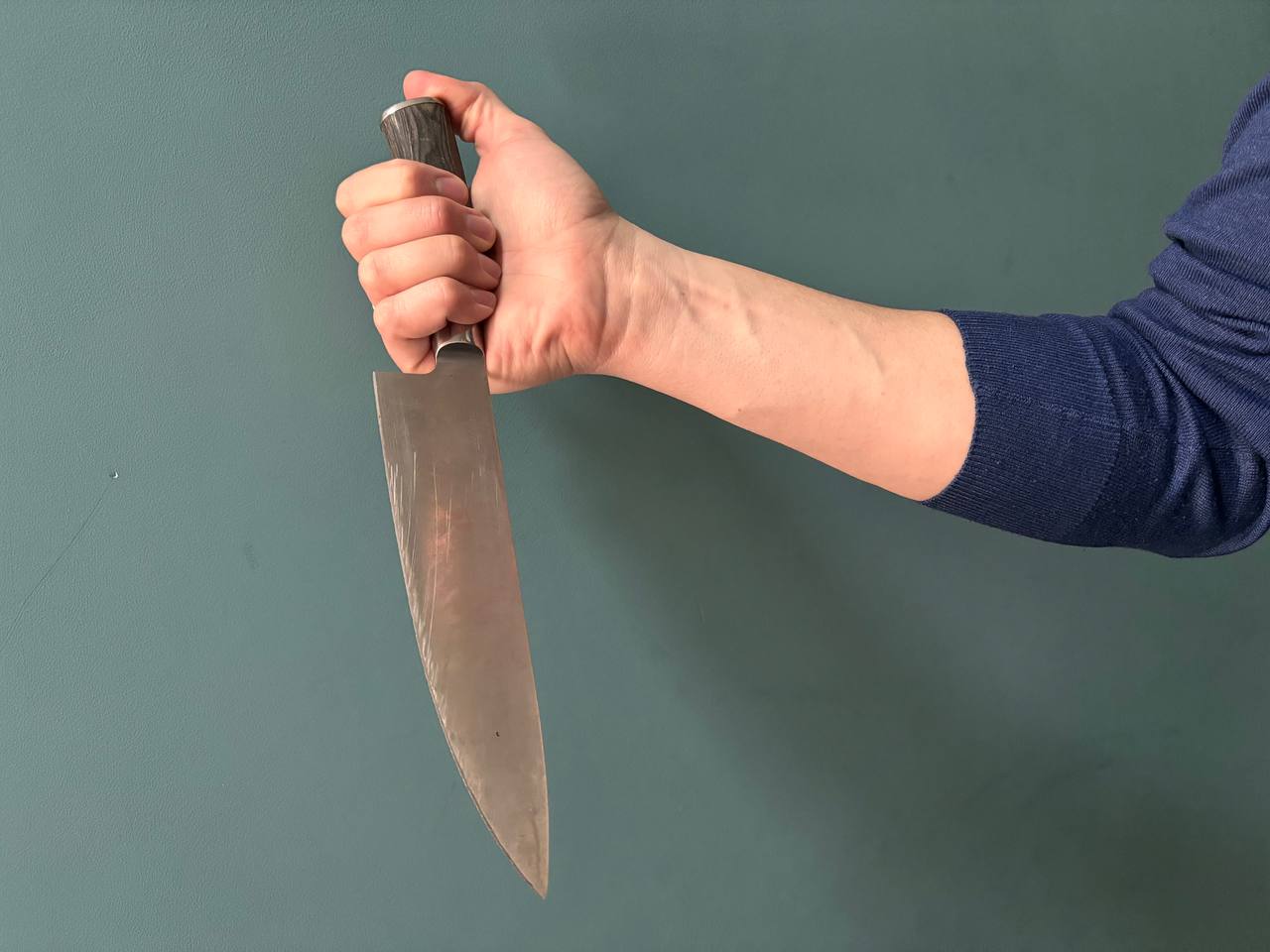 9 ударов ножом нанёс мужчина в ходе ссоры со знакомой в ЕАО  Неоднократно судимый 27-летний житель поселка Николаевка, находясь в гостях у матери, узнал о ее конфликте с 35-летней знакомой и предложил решить проблему встречей. Когда женщина пришла, словесная перепалка быстро переросла в оскорбления, и мужчина, не удержавшись, достал складной нож и нанес женщине 9 ударов в область груди и живота, после чего скрылся с места преступления.  Фигурант был задержан и доставлен в отделение полиции п. Николаевка, где дал признательные показания.   Возбуждено уголовное дело по признакам преступления, предусмотренного пунктом «з» части 2 статьи 111 УК РФ. Судом ему избрана мера пресечения в виде заключения под стражу.   Потерпевшая своевременно доставлена в лечебное учреждение, где ей оказана квалифицированная медицинская помощь. В настоящие время ее жизни и здоровью ничего не угрожает.    Все НОВОСТИ ЕАО в одном месте  жми    Прислать новость
