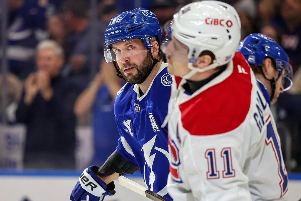 Кучеров первая звезда матча с Монреалем и вторая звезда игрового дня НХЛ Никита оформил дубль во втором матче подряд а Тампа забрала победу в серии буллитов 5 4 Иван Демидов набрал 1 1 третий раз подряд У Марченко тоже дубль он первая звезда встречи с Айлендерс 4 2 и третья звезда дня Второй звездой матча стал Проворов у него гол Шабанов тоже отметился заброшенной шайбой и прервал безголевую серию длившуюся с 22 ноября news matchtv Mike Carlson Getty Images