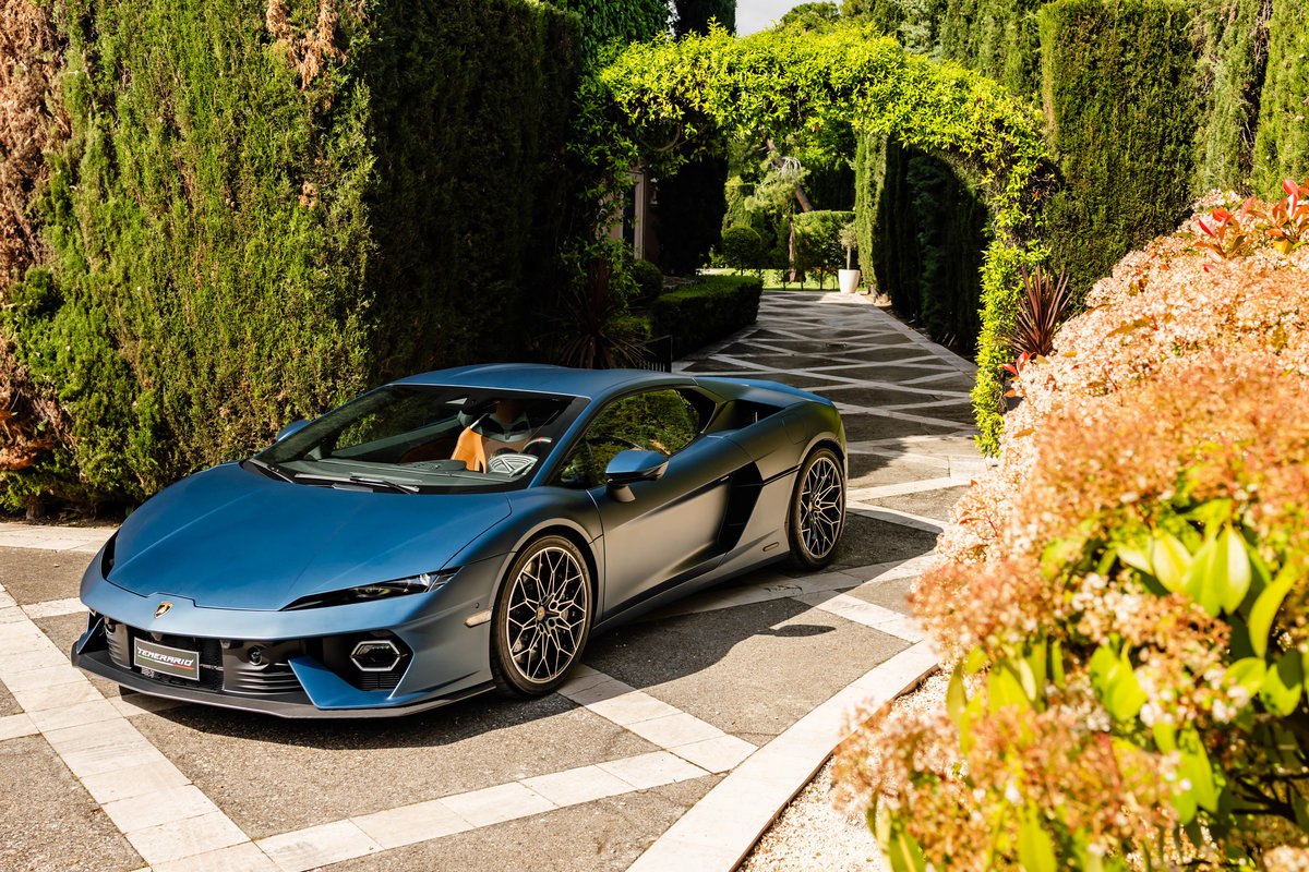 Lamborghini окончательно отменила выпуск электромобиля На такой шаг компания пошла в свете снижения спроса на электрокары пишет The Guardian По словам исполнительного директора Стефана Винкельманна разработка электромобилей рискует стать дорогим хобби Особенно с учётом того что кривая принятия батарейных моделей среди клиентов марки стремится к нулю Вместо этого Lamborghini сосредоточится на подключаемых гибридах и предположительно к 2030 году будет выпускать только их Журнал Авто ру online