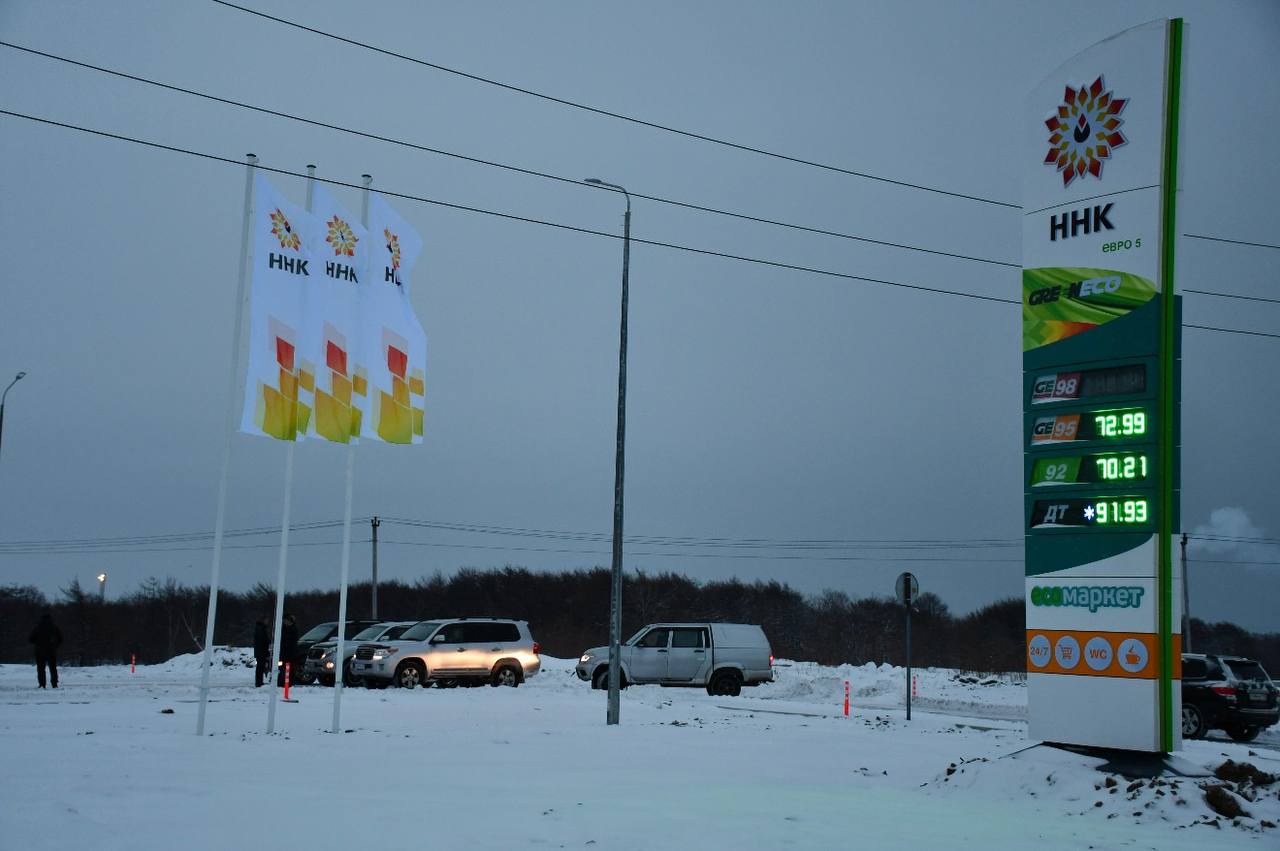 Муниципальный центр управления информирует Вниманию автомобилистов Поронайска Открытие новой АЗС важная информация   Сегодня утром в Поронайске начала работу новая современная брендовая автозаправочная станция На данный момент во второй половине дня для обеспечения безупречной и безопасной работ на станции проводятся завершающие технологические работы АЗС временно закрыта для донастройки оборудования  В ближайшее время АЗС возобновит работу      В течение одной двух недель после открытия также возможны кратковременные технические остановки Это стандартная практика при запуске сложного объекта направленная на то чтобы в дальнейшем заправка работала стабильно и без сбоев