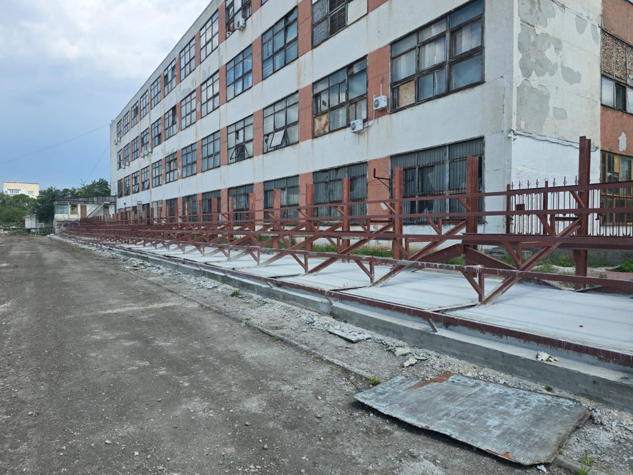 В Феодосийском округе продолжается капремонт стадиона Работы проходят на стадионе спортивной школы №2 поселка Приморское. Сейчас выполняется ремонт системы дренажа, идёт отсыпка игрового поля в проектной отметке. Кроме того, запланированы работы по устройству беговых дорожек и игрового поля с искусственным покрытием. Готовность объекта составляет 30%. В планах завершить ремонт в ноябре этого года. Источник: администрация Феодосии #РеспубликаКрым