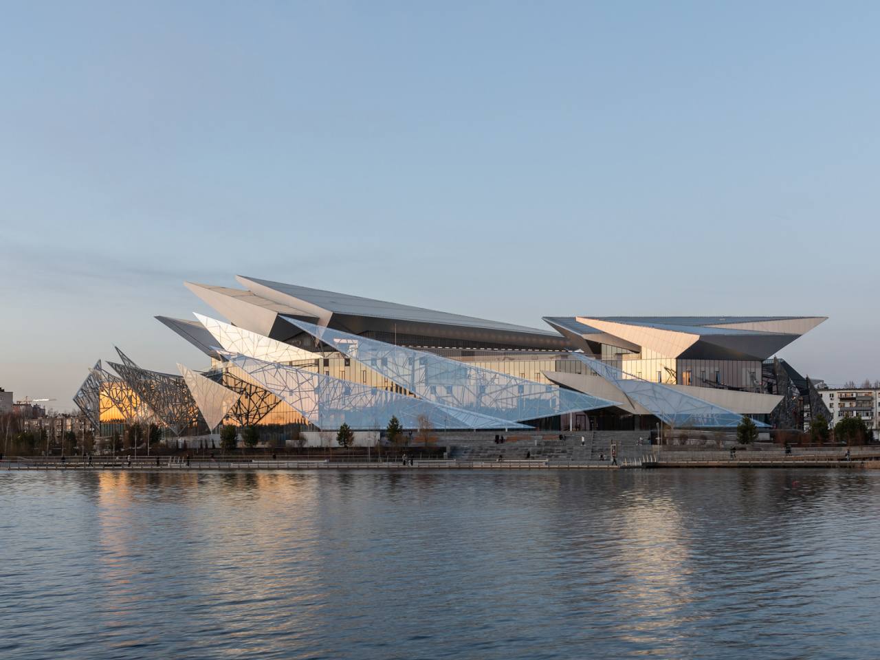 Новое здание театра Камала удостоено национальной премии в области архитектуры Хрустальный Дедал В Москве завершился XXXIII Международный фестиваль Зодчество Россия 2025 В рамках фестиваля ежегодно вручается российская национальная профессиональная премия в области архитектуры Хрустальный Дедал за лучший введенный в эксплуатацию объект в смотре конкурсе Архитектурные произведения И в 2025 году данной награды удостоена работа Новое здание Татарского государственного академического театра имени Г Камала представленная Правительством Республики Татарстан Министерством строительства архитектуры и жилищно коммунального хозяйства Республики Татарстан ООО Ваухаус и ГУП Татинвестгражданпроект В состав авторского коллектива вошла команда Wowhaus Москва в консорциуме с Kengo Kuma and Associates Токио Япония Награду получил заместитель министра строительства архитектуры и ЖКХ РТ Владимир Кудряшев