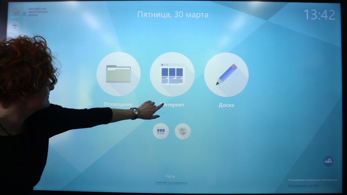 Цифровые сервисы Московской электронной школы осенью заработают на Ямале, сообщил мэр столицы Сергей Собянин в своем канале в национальном мессенджере Max. Столичные специалисты объяснят сотрудникам школ округа, как работать в системе, настроят ее под потребности региона, предоставят техническую и методическую поддержку. / Урал+