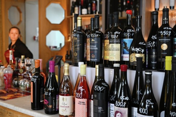 Производители алкоголя не увидели необходимости в маркировке спиртного статистикой смертности Люди не относятся к этому товару негативно в отличие от табака Таким мнением в беседе с радиостанцией Говорит Москва поделился президент Союза производителей алкогольной продукции Игорь Косарев На сегодняшний день ни одна страна мира на алкоголе не пишет никаких противопоказаний в отличие например от табака Видимо это потому что алкоголь всё таки вреден в случае ярких злоупотреблений Я не думаю что эта инициатива пройдёт потому что всё таки больше людей воспринимают алкоголь не в каком то негативном сценарии а ведут себя умеренно и аккуратно Это обычный пиар желание засветиться какой то инициативой которая вряд ли имеет шансы на прохождение Ранее в Госдуме предложили наносить на бутылки с алкоголем информацию о ежегодном количестве смертей заболеваний и увольнений вызванных его употреблением   govoritmoskva ru news 472445