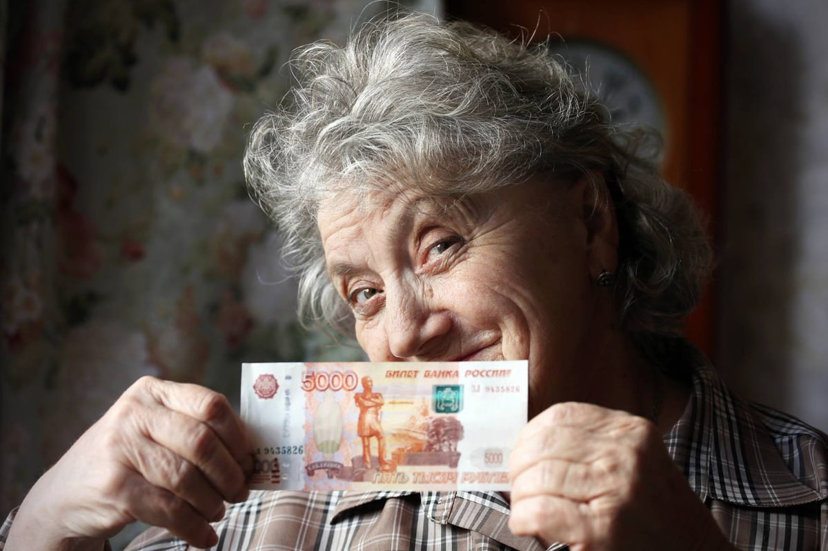 В Госдуме предложили выплачивать надбавку к пенсии не с 80 лет, а с 70 Сегодня людям от 80 лет или инвалидам 1-ой группы, устанавливают повышение на 100% фиксированной выплаты к страховой пенсии по старости и к страховой пенсии по инвалидности. С 2025 года размер фиксированной выплаты составил 8 907,70 руб. Председатель комитета Госдумы по социальной политике и труду Ярослав Нилов сослался на данные Росстата, отмечающие, что в прошлом году средняя ожидаемая продолжительность жизни в России составила 72,84 года. Соответственно, существующий возрастной порог в 80 лет не позволяет многим пожилым гражданам реализовать право на надбавку к пенсии. Согласны?