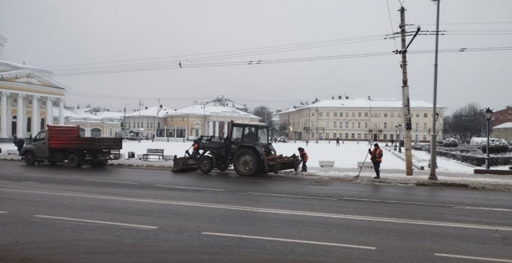 Усилить работы по расчистке и противогололедной обработке пешеходных зон. Такую задачу поставил перед дорожными и коммунальными службами. В первую очередь, обратить внимание нужно на остановки, пешеходные переходы, тротуары и подходы к социальным учреждениям. Наша задача – обеспечить костромичам безопасное передвижение по городу, гололеда на таких участках быть не должно.   В выходные дни дорожники направили основные силы на устранение последствий снегопада. Специалисты проводили расчистку проезжих частей на центральных и транзитных улицах, маршрутах движения общественного транспорта, а также мостах и путепроводах. Работы по расчистке улиц продолжаются. В целом, дороги сейчас приведены в порядок, наледи на них нет.   Не совсем устраивает состояние пешеходных зон, в особенности тротуаров. Об этом пишут в соцсетях и костромичи. Для  противогололедной обработки в Костроме заготовлено 500 тонн песко-соляной смеси. Закуплено 5 тонн противогололедного реагента «Бионорд» и 3 тонны мраморной крошки, которую используем в центральной части города. Как доложили специалисты, сегодня противогололедная обработка ведется на заездных карманах, остановках и «зебрах». Бригады «Чистого города» убирают и посыпают тротуары на площадях Сусанинская, Широкова, в районе Торговых рядов и по основным улицам города. Также планируется обработать противогололедными реагентами пешеходные зоны на улицах Пятницкой, Князева, Долматова, Сенной, Смоленской. Держим эти работы на контроле.   Кроме поручил оперативно проводить обработку общественных территорий - там, где большой пешеходный трафик. В их числе – площадки возле беседки Островского, у памятника Юрия Долгорукова, на площади Конституции и в других местах.