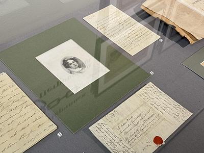 Выставка Маятник истории В Музее заповеднике Остафьево Русский Парнас проходит выставка Маятник истории приуроченная к 200 летию восстания декабристов которая организована при участии сотрудников Научной библиотеки Президентской академии Это возможность погрузиться в эпоху полную противоречий смелости дружбы и роковых решений Уникальность выставке придают подлинные документы исторические артефакты которые позволяют увидеть прошлое глазами его участников Что вы увидите подлинные письма написанные из Сибири женами декабристов князю П А Вяземскому книги из библиотеки Е И Якушкина сына декабриста и собирателя декабристских материалов ныне хранящиеся в Отделе редких книг Научной библиотеки Академии в том числе книги поэтов декабристов В К Кюхельбекера 1797 1846 и К Ф Рылеева 1795 1826 экземпляр с автографом русского генерал лейтенанта коменданта Нерчинских рудников С Р Лепарского 1754 1837 акварели Николая Бестужева передающие атмосферу Читинского острога На выставке личные драмы переплетаются с большой историей поэтические строки соседствуют с черновиками конституционных проектов а письма из ссылки открывают мир чувств и надежд людей изменивших ход российской истории Выставка проходит в Музее заповеднике Остафьево Русский Парнас до 24 января Приходите чтобы увидеть как качается маятник истории между мечтой о будущем и суровой правдой настоящего