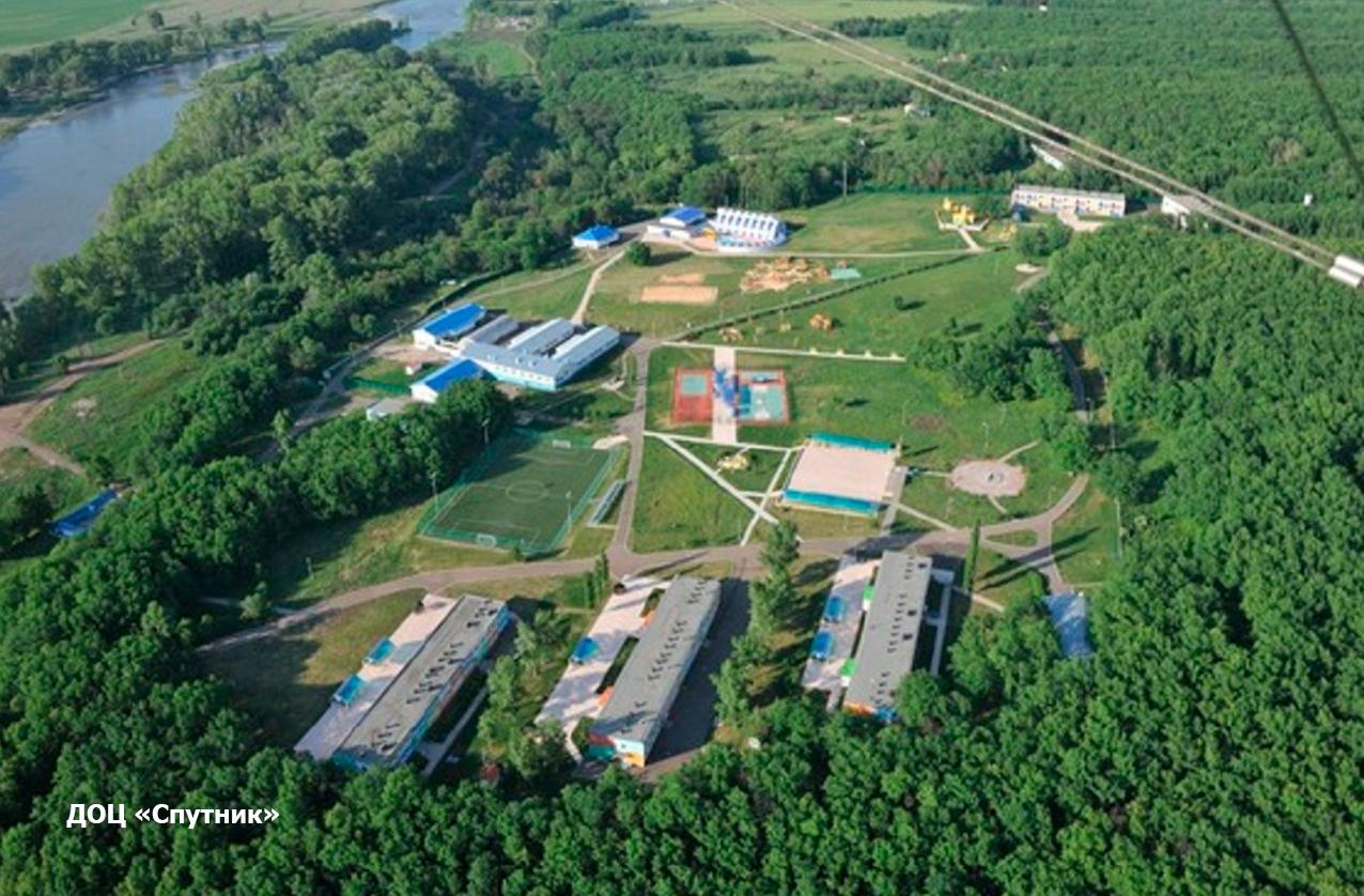 «Газпром» продаст детский санаторий в Башкирии Компания на своем официальном telegram-канале сообщила о намерении реализовать санаторно-курортные объекты на юге России, в том числе в Башкирии. Всего на торги планируют выставить 14 объектов. Среди них детский оздоровительный центр «Спутник», который расположен на берегу реки Белой у подножия горы Зиргантау в 18 км от Салавата в Ишимбайском районе. Детский лагерь «Спутник» работает с 1950 года. В период с 2011 по 2012 годы «Газпром нефтехим Салават» инвестировал в развитие спортивных объектов центра. Так, в лагере прошла реконструкция и были построены бассейны и спортивная площадка. В 2022 году у двух девочек, отдыхавших в данном лагере обнаружилась геморрагическая лихорадка с почечным синдромом - мышиная лихорадка. Тогда в отношении ООО «Профилактическая дезинфекция» и ООО «Салаватинвест», которому принадлежит лагерь, были возбуждены административные дела. Согласно данным Rusprofile, ООО «Салаватинвест» было зарегистрировано 1992 году в Салавате. Директором компании является Рустам Казаков, а учредителями ООО «Газпром Нефтехим Салават» и ООО «Промводоканал». Выручка компании за 2024 год составила 1,1 млрд рублей, а прибыль - 96 млн рублей. Обратная связь Подписаться