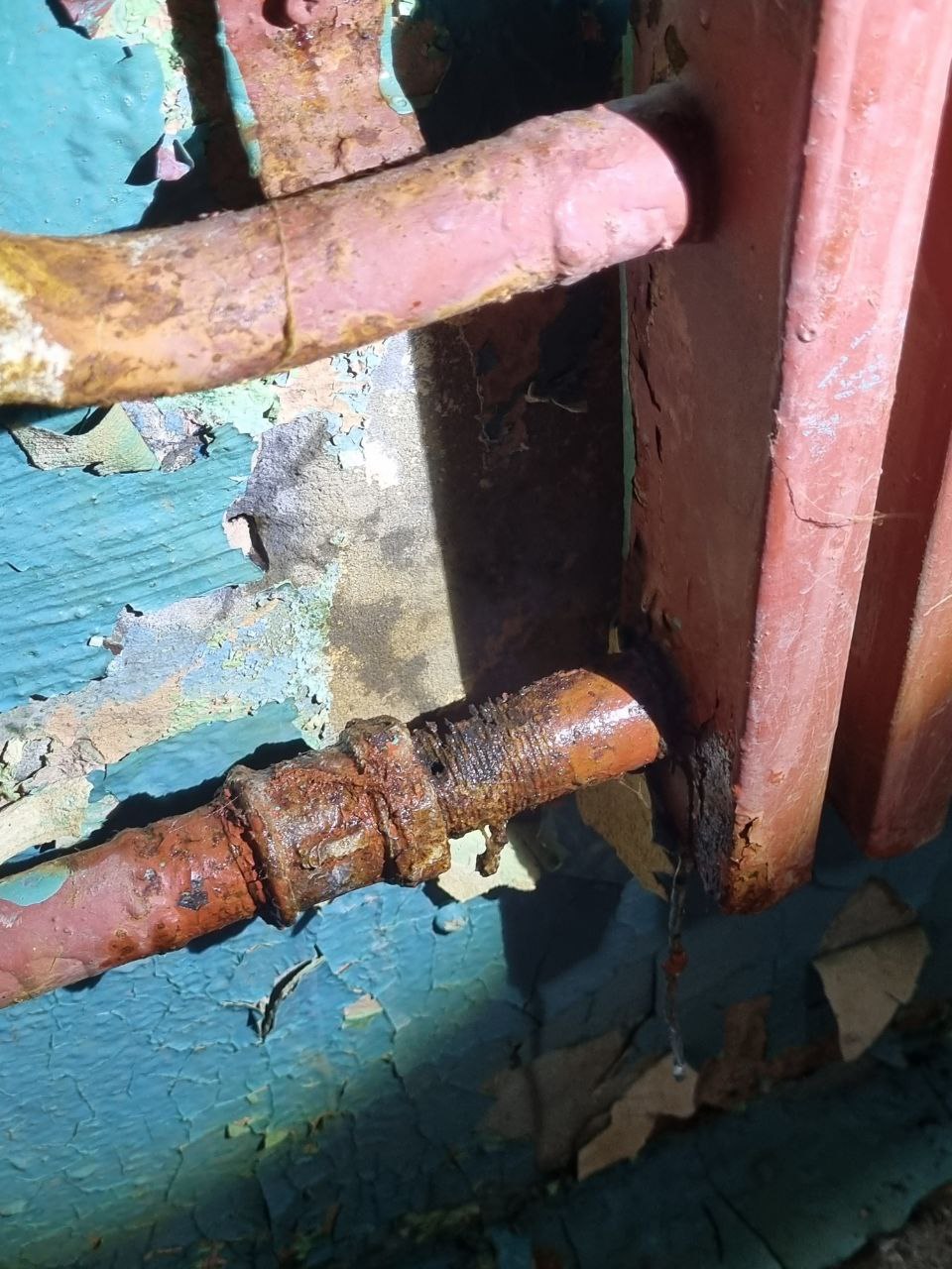 Сегодня утром во втором подъезде дома 12 по ул Горького произошел прорыв трубы отопления в тамбуре подъезда Сотрудники управляющей компании УК Маяк которая обслуживает этот дом провели отключение отопления в подъезде при этом сохранив подачу теплоносителя в квартирах жильцов В ближайшее время специалисты обслуживающей организации проведут ремонт трубы и восстановят подачу отопления в полном объеме Порыв трубы отопления в подъезде локализован подача тепла в квартирах сохраняется В течение сегодняшнего дня специалисты УК должны отремонтировать поврежденный участок трубы Ситуация находится на контроле Подписаться в MAX