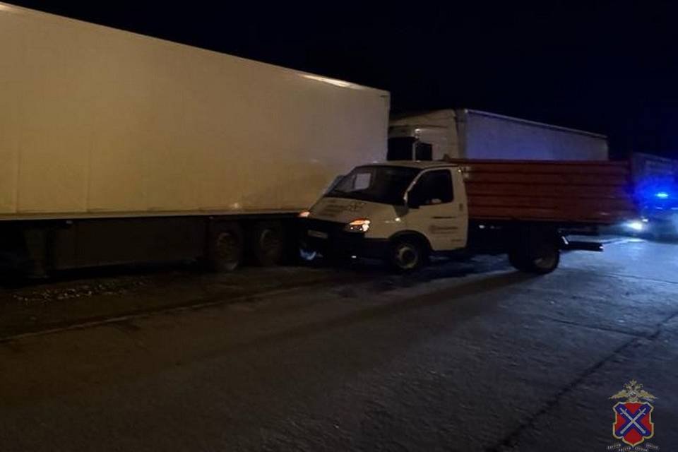 Три грузовых авто столкнулись в Волгограде.  В аварии пострадал один человек.  4 августа в Дзержинском районе Волгограда произошло ДТП. Авария случилась вечером, около 19:10, напротив ЛЭП №45 по Третьей продольной магистрали.  Известно, что на дороге произошло тройное ДТП. В аварию попали три грузовых автомобиля – MAN, ГАЗ и MAN. Проезжую часть не смогли поделить две больших фуры и небольшой грузовой фургон.  В аварии пострадал один человек, ему потребовалась помощь медиков и госпитализация.  - В результате ДТП пассажир ГАЗ доставлен в медучреждение, - сообщили в ГУ МВД России по Волгоградской области.