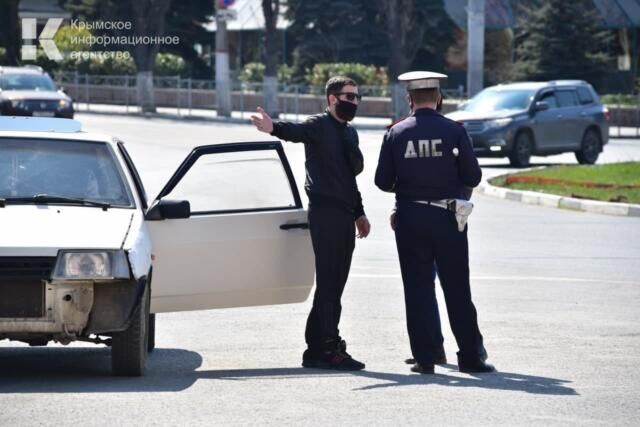 Симферопольцы просят обезопасить "кольцо аварий" на Бородина ⁠ Ремонт двух съездов кольца, установка двух пешеходных светофоров  через неделю кнопку отключили и сделали мигающими  на Бородинском кольце в Симферополе никак не повлияли на снижение аварийности на этом участке, а даже наоборот.  Как отмечают представители Народного фронта за последний год стало только хуже, сейчас приходится двигаться по одному из самых оживлённых колец  десятки тысяч машин каждый день  Симферополя и угадывать куда поедут машины справа с автобусной полосы. Из-за выделения автобусной полосы, которую половина водителей нарушает, проезжать стало только труднее.  «Мы обратились в Госавтоинспекцию Крыма и к местным властям с просьбой обезопасить участок: или поставить камеру на полосу или изменить организацию ...  Подробнее>>>