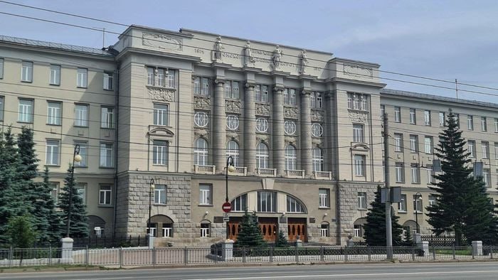 Студентов ОмГУПСа срочно эвакуировали из за хлопков источники В редакцию Омск информа обратилась читательница с сообщением об инциденте в омском университете путей сообщения По ее словам студентов вывели из здания из за хлопков В четвертом корпусе были слышны хлопки Запах напоминает что то наподобие газа Нас всех вывели и сказали не заходить обратно час Сомневаюсь что это учебная тревога поделилась читательница Как сообщили Омск информу в региональном МЧС такой информации в отделение не поступало
