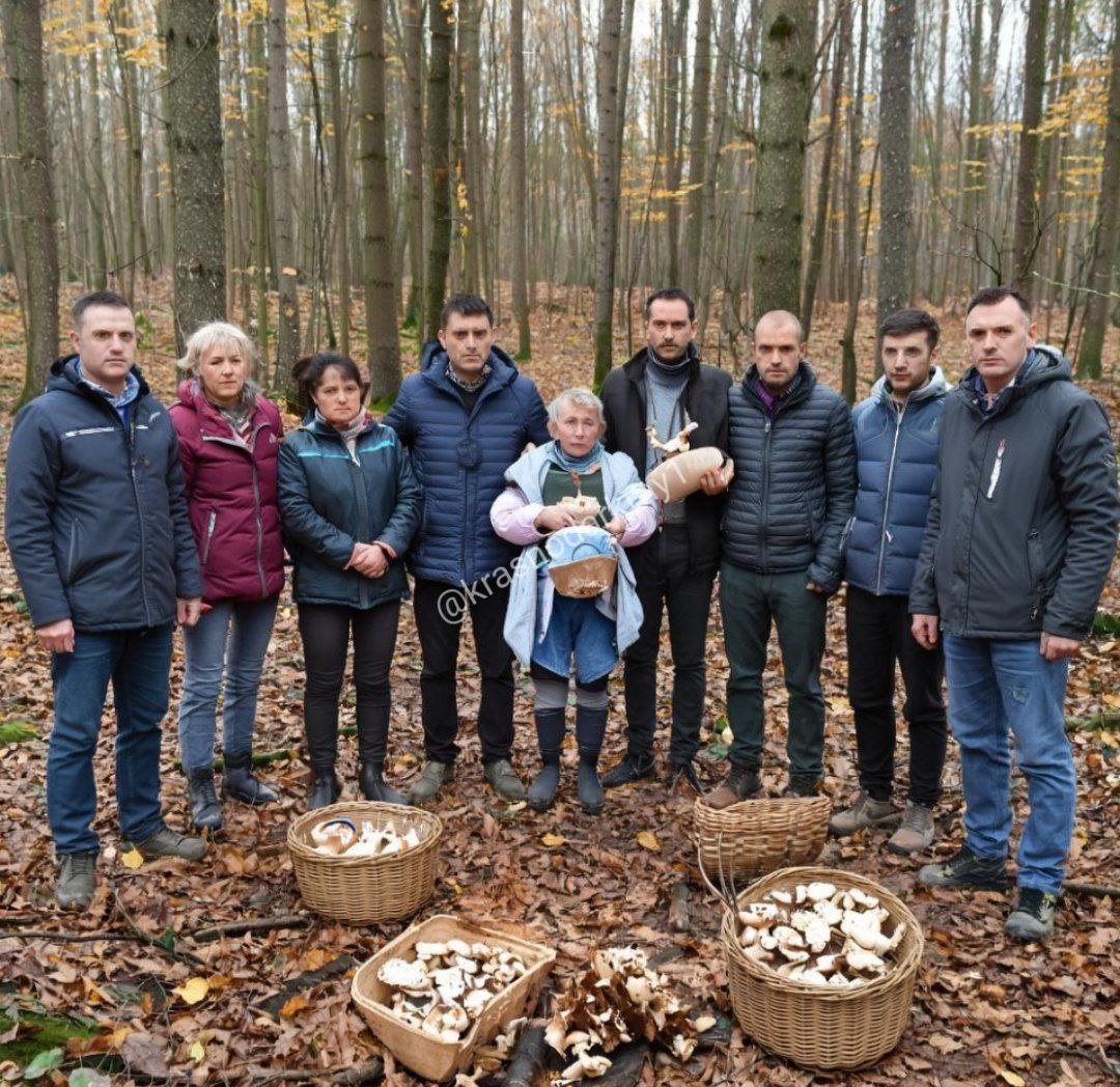 В Горячем Ключе 11 человек отравились грибами двое в тяжелом состоянии 11 жителей Горячего Ключа обратились в больницу с отравлением грибами Об этом 10 ноября сообщает телеканал Краснодар С 30 октября 11 человек в Горячем Ключе обратились за медицинской помощью с симптомами отравления грибами Двое пациентов в тяжелом состоянии были переведены в медучреждения Краснодара Врач Александр Горячев рассказал о признаках интоксикации тошнота рвота сужение зрачков диарея повышенная температура и сильные боли в животе Он подчеркнул что при первых симптомах необходимо немедленно обращаться за помощью Специалист также дал рекомендации по безопасности не собирать грибы у дорог не покупать их в несанкционированных местах не употреблять перезрелые или червивые экземпляры Даже съедобные грибы могут быть опасны при сомнениях в их качестве Перейти в наш канал МАХ Подпишись поделись krasnodarkray1 Прислать видео новость