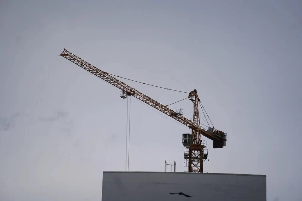 В Челябинске в прокуратуру пожаловались сотрудники специализированного застройщика Высота Рабочие не получили зарплату за два месяца За октябрь ноябрь 2025 года перед 63 работниками организации образовалась частичная задолженность по заработной плате в размере более 7 млн рублей рассказали в надзорном ведомстве В прокуратуре возбудили административное дело о неполной выплате денег работникам А Трудинспекция назначила фирме штраф Правда микроскопический 5 тыс рублей тем не менее вмешательство госорганов повлияло на застройщика Работникам выплатили накопившийся долг по зарплате   Подписаться на chelkp Мы в MAX