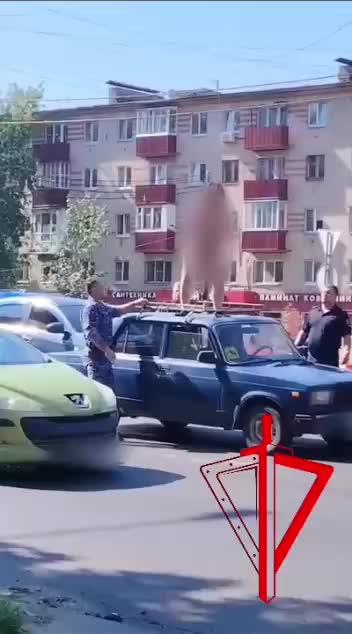 В Солнечногорске задержана женщина, забравшаяся на крышу автомобиля и вызвавшая пробку