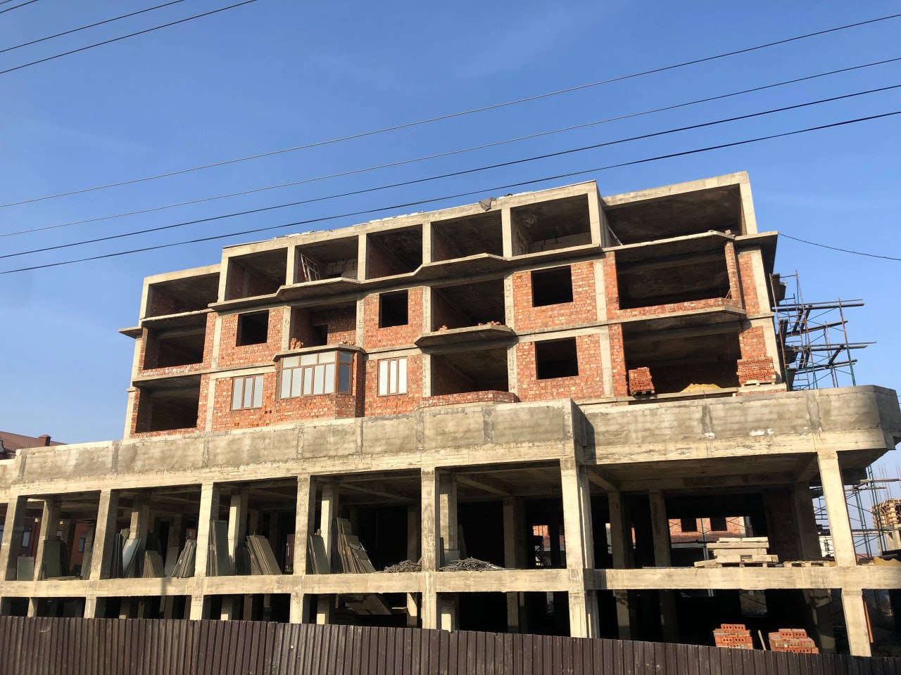 В Дагестане запущена новая государственная система строительного надзора В Дагестане начала работу новая государственная информационная система строительного надзора Соответствующее постановление о её создании и вводе в опытную эксплуатацию было подписано Правительством Республики Дагестан 14 января Ответственным оператором и владельцем системы назначено Министерство строительства архитектуры и жилищно коммунального хозяйства региона Новая цифровая платформа призвана централизовать данные повысить прозрачность и эффективность контроля на всех этапах строительства объектов Согласно тексту документа постановлением также дано прямое поручение всем муниципальным образованиям республики активно подключиться к работе и обеспечить внедрение системы на местном уровне