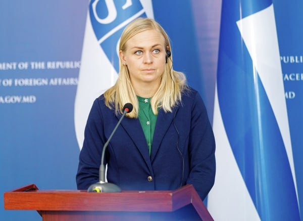 В МИДе Финляндии не исключили возможность возобновления диалога с Россией Глава ведомства Элина Валтонен отметила что Европе следует играть более значимую роль в мирном процессе Нужно договориться чего мы хотим достичь этим диалогом и кто что делает сказала она в интервью телерадиокомпании Yle Министр также подчеркнула что сейчас важно запустить пакет помощи ЕС для Украины на 90 млрд евро заблокированный ранее Венгрией По словам Валтонен Хельсинки уже отправил на поддержку Киеву из своих запасов всё что возможно включая оборонные материалы и помощь для преодоления энергокризиса Подписаться на Говорит Москва Telegram VK MAX