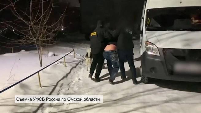Экс-начальника отдела строительства и эксплуатации омского аэропорта отправили в колонию строго режима на 4 года за взятку.   Также он должен будет выплатить больше миллиона рублей штрафа, сообщили в СУ СК по Омской области.    Что выяснили следователи:  В декабре 2023 года он получил от предпринимателя 600 тысяч рублей. Это была лишь часть от всей суммы взятки в 2,3 млн.   За эти деньги мужчина обещал посодействовать бизнесмену в заключении договора об оказании клининговых услуг.  До этого другой предприниматель передал все тому же сотруднику аэропорта 800 тысяч рублей за победу в аукционе на проведение работ по установке оборудования в аэропорту.  ⏹