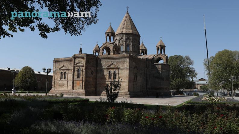 Первопрестольный Святой Эчмиадзин выражает глубокую обеспокоенность в связи с общественными волнениями возникшими вследствие очередного заявления десяти епископов Святой Эчмиадзин призывает к благоразумию и сдержанности Святейших Отцов взявших на себя инициативу проведения чреватого опасностями собрания Необходимо проявить ответственность уберечь народ от губительных волнений и действовать исключительно в рамках канонических процедур Церкви Нет необходимости спекулировать на священных чувствах народа и сеять противоречия среди благочестивых чад Церкви следуя ложной повестке нарушая тем самым мир и молитвенную атмосферу духовного центра армянского народа Первопрестольный Эчмиадзин призывает верующих сохранять спокойствие и не поддаваться влиянию подобных провокационных заявлений Подписывайтесь чтобы быть в курсе panorama russ