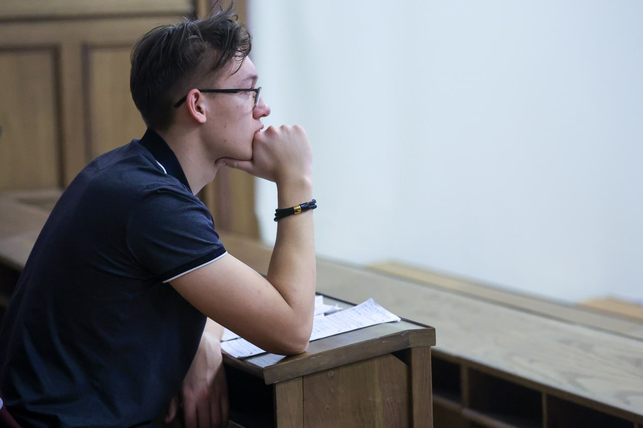 Около 45 тыс платных мест порядка 13 будет сокращено в российских вузах в 2026 2027 учебном году в связи с принятием закона о государственном регулировании платного приема сообщил глава Минобрнауки РФ Валерий Фальков телеканалу Россия 24 ВГТРК По его словам больше всего платных мест почти 20 будет сокращено в негосударственных вузах Ну и по направлениям я их назвал это конечно экономика менеджмент государственное муниципальное управление и юриспруденция Мы понимали что такого количества специалистов рынку труда не нужно уточнил министр Фото Наталья Шатохина NEWS ru ТАСС interfaxonline