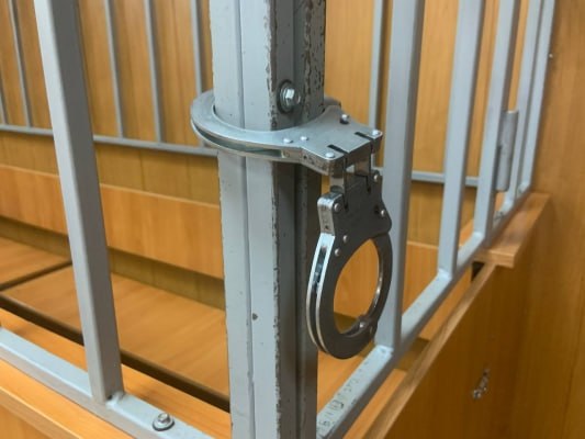 В среду Ульяновский областной суд пересмотрел приговор по громкому уголовному делу о покушении на убийство в кафе Удача Ранее присяжные сняли все обвинения с бывшего сотрудника силовых структур Сергея Егорова которому вменяли обстрел местного жителя Тогда это решение было названо важным прецедентом на фоне практически нулевого количества оправдательных судебных решений Теперь же материалы рассмотрят снова отдел государственных обвинителей облпрокуратуры разбил решение Подписывайтесь 73online Присылайте новости