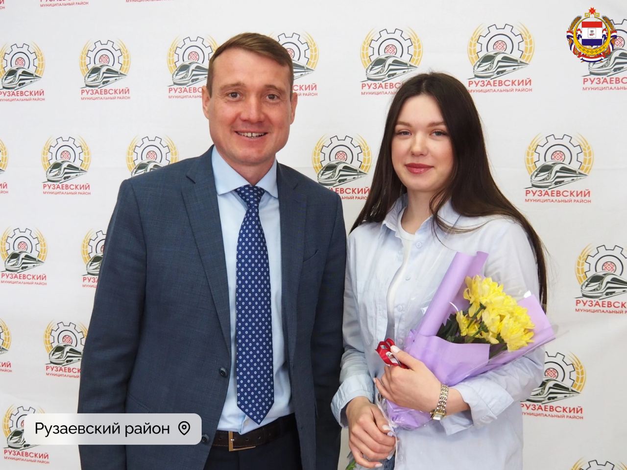 Детям-сиротам из Рузаевского района вручили ключи от новых квартир! Новоселье отпраздновали выпускники Рузаевского детского дома-школы Юлия, Виктория и Борис. Юлия трудится в сфере общественного питания и воспитывает ребёнка, Виктория – счастливая жена и мама двоих детей. А Борис сейчас трудится в другом регионе, ключи за него получил брат. Возможно, наличие своего жилья станет для нашего земляка хорошей мотивацией вернуться домой. Ещё одним обладателем благоустроенной квартиры в Рузаевке стал Владислав, который осенью прошлого года отправился защищать Родину на СВО. Ключи от нового жилья вручили его приёмной маме Татьяне Анатольевне и сестре Анастасии. Татьяна Анатольевна поделилась, что получила благодарственное письмо из воинской части. Она гордится своим приёмным сыном! Поздравляем с новосельем! Фото: Администрация Рузаевского района