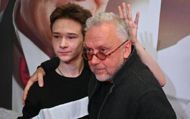 Сына звезды «Интернов» приговорили к двум годам колонии по делу о мошенничестве в особо крупном размере 20-летнего Вильяма Демчога — сына актера Вадима Демчога — судили за посредничество мобильным мошенникам. Аферисты «развели» 82-летнего мужчину на 490 тысяч рублей. Демчог-младший выступил в схеме в роле посредника. Он обналичил часть денег пенсионера и перевел сумму на указанные банковские счета. Это Борус