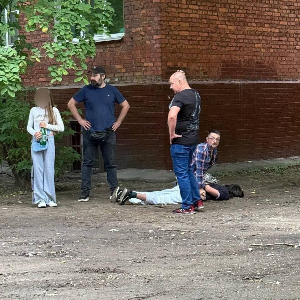 В Москве случайный прохожий стал героем когда выручил девочку попавшую под угрозу атаки мигранта Данный инцидент имел место в районе Аэропорт когда мужчина забрал телефон у школьницы и попытался убежать Однако один из свидетелей события не остался равнодушным он настиг злоумышленника задержал его и удерживал до приезда полиции