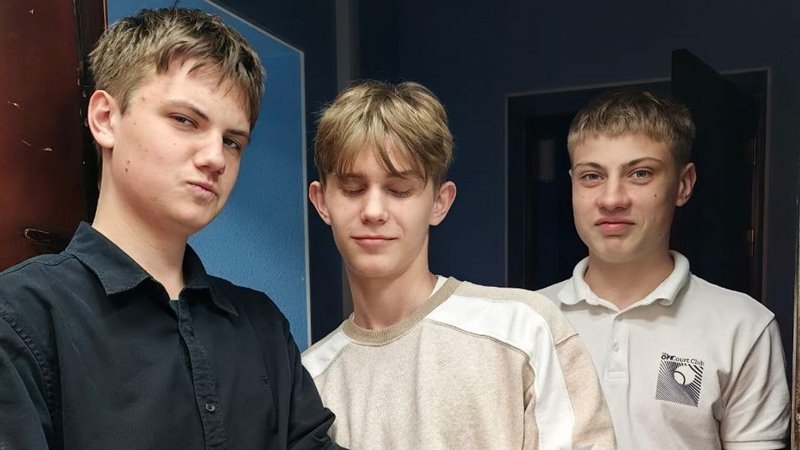 Юные инженеры из Новочеркасска стали победителями всероссийского конкурса инженерных проектов Шустрик.  1 июля были подведены итоги всероссийского этапа конкурса школьных инженерных проектов «Шустрик». В этом году от Новочеркасского центра научно-технического творчества «RoboGrade» заявку подавали 10 ребят. Трое из них стали победителями всероссийского этапа конкурса.  Дмитрий Артёменко, Алексей Шкут и Арсений Тышлангов по заданию должны были разработать прототип устройства, которое повышает производительность труда работников в офисе. Выбрав форм-фактор браслета, ребята, по сути, сделали устройство для профсоюзной организации, несколько переосмыслив исходную идею. Проект вызвал довольно оживлённую дискуссию на очной защите, но, в итоге, стал победителем.  Сейчас ребята проходят конкурсный отбор, борясь за право на бесплатную поездку на смену в Международный детский центр  «Артек».