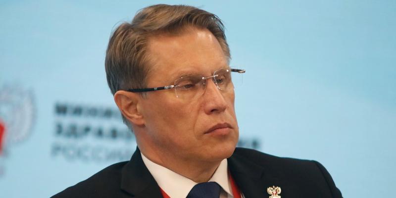Глава Минздрава Михаил Мурашко заявил, что россияне перегружают здравоохранение из-за неправильного питания Глава Минздрава Михаил Мурашко на ПМЭФ заявил, что россияне сами перегружают систему здравоохранения, зарабатывая хронические болезни из-за неправильного питания. По его словам, у среднестатистического жителя страны уходит до 12 лет жизни на борьбу с такими заболеваниями. При этом россияне, по оценкам министра, потребляют соли почти в 4 раза, а сахара — в 2,5 раза больше рекомендованной нормы. Вред здоровью, по его словам, также наносят стресс и малоподвижный образ жизни. «Это сверхпотребление медицинских услуг», — заявил Мурашко. Подписаться Помочь RusNews