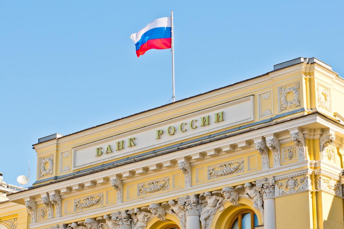 ЦБ впервые исключил представителя облигационеров из реестра за нарушения Банк России исключил из реестра представителей владельцев облигаций списка лиц ПВО компанию ООО Первая Независимая впервые в истории причиной исключения названо нарушение обязанностей ПВО 20 августа 2025 года ООО Первая независимая была исключена из списка лиц осуществляющих деятельность представителей владельцев облигаций Причина исключения многочисленные нарушения обязанностей ПВО по информированию владельцев облигаций Исключение ПВО в связи с нарушением данных обязанностей произошло впервые сообщили РБК Инвестициям в пресс службе Банка России  Последствия для эмитентов и держателей облигаций по которым Первая Независимая была ПВО В случае если эмитент облигаций в течение 60 дней со дня наступления обстоятельств не определит нового представителя владельцев облигаций владельцы облигаций вправе требовать их досрочного погашения Указанное право прекращается после раскрытия эмитентом облигаций информации об определении нового представителя владельцев облигаций рассказал член совета Ассоциации инвесторов АВО Илья Винокуров На сайте компании размещены новости по реструктуризации облигационных долгов Гарант Инвест при этом на странице в ЦРКИ за 2025 год у ПВО соответствующие сообщения о дефолте по облигациям и реструктуризации долгов Гарант Инвеста отсутствуют Информация о полном портфеле бумаг или эмитентов по которым Первая независимая являлась ПВО на ее сайте отсутствует   www rbc ru quote news article 68aef3d39a7947fe05632e6d Подписаться на Сам ты инвестор