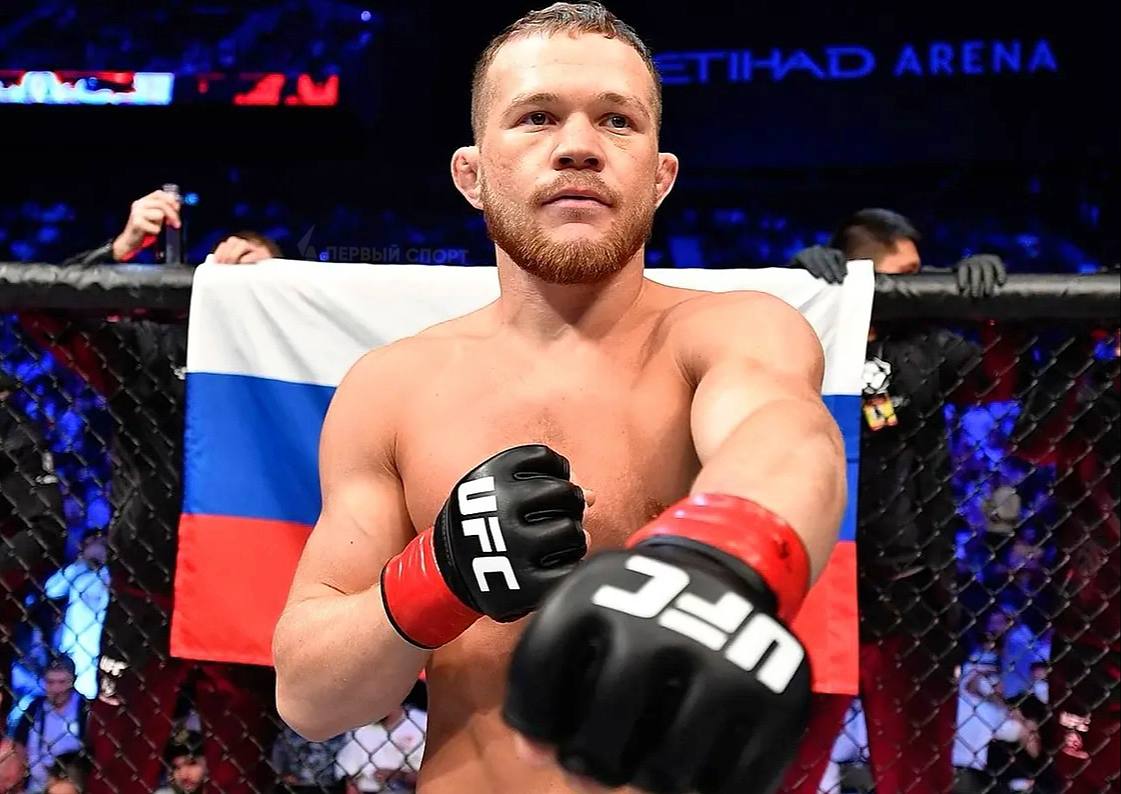 Пётр Ян новый чемпион UFC в легчайшем весе российский боец сенсационно победил грузина Мераба Двалишвили в главном бою на турнире UFC 323 WINLINE давал на победу Яна коэффициент 3 85 Для Мераба это поражение стало первым за 7 5 лет у Двалишвили была серия из 14 побед подряд в UFC Пётр Ян же взял реванш за поражение от грузина в 2023 году и стал первым российским бойцом в истории UFC который вернул себе чемпионский пояс