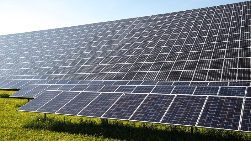Китайская Huadian Jizzakh Solar Power может построить в Узбекистане фотоэлектростанцию за $288 млн Президент Узбекистана Шавкат Мизиёев утвердил постановление о строительстве фотоэлектростанции мощностью 500 МВт. Проект будет реализован в Фаришском районе Джизакской области на участке площадью 991 га. Об этом говорится в документе, опубликованном Lex.uz. Строительством фермы и линии электропередач займутся China Electrical Equipment International и China Huadian Overseas Investment. Для реализации проекта предприятия учредили проектную компанию Huadian Jizzakh Solar Power. ℹ Инвестиционный договор был подписан ещё в апреле 2025 года. Объем инвестиций - 2,08 млрд юаней $288 млн . В сентябре 2024 года представители китайских компаний заключили с «Узэнергосотиш» соглашение о закупке электроэнергии сроком 25 лет. Читайте также: Три китайские компании намерены построить в Узбекистане каскад малых ГЭС, солнечную и ветряную электростанции Logistan.info Логистика Экономика